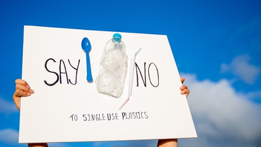 Sign indicating "Say no to single-use plastics"
