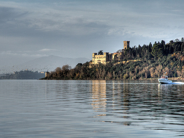 Lake Trasimeno overlooking the castle of Isola Maggiore, photo by Roberto Ferrari via Flickr