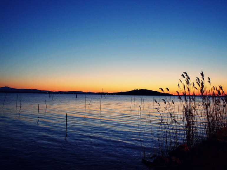 Lake Trasimeno - The sunset seen from San Feliciano, pictures by Pietro Floris via Flickr