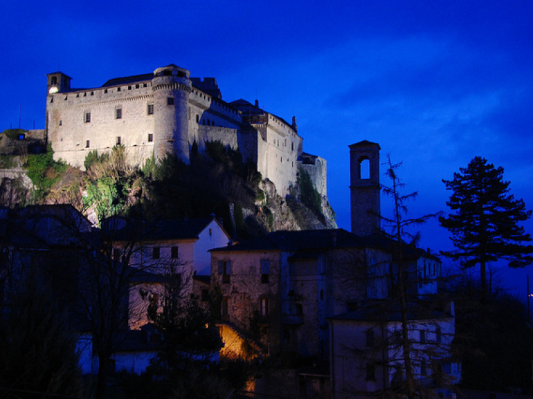 Suggestive night view of the Castle of Bardi, Parma, photo by Antonio Trogu via Flickr