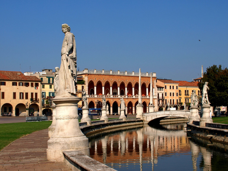 a square in Padua: statues and fountains