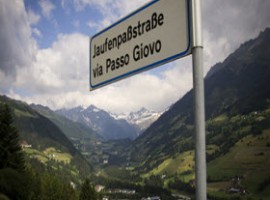 Passo Giovio road sign