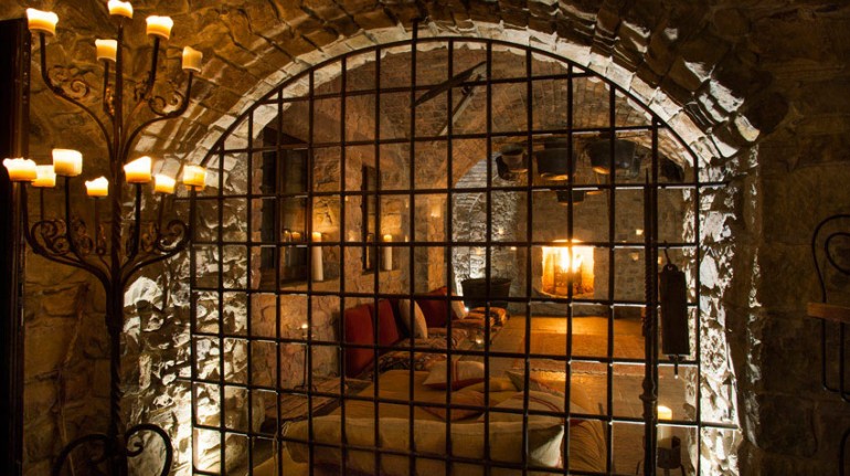 bihind the grating, you can see the cell used as a single room in the hotel eremito (Orvieto, TR)