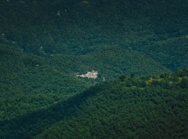 among the wooded hills, you can glimpse the Eremito Hotelito del Alma (Orvieto, TR)