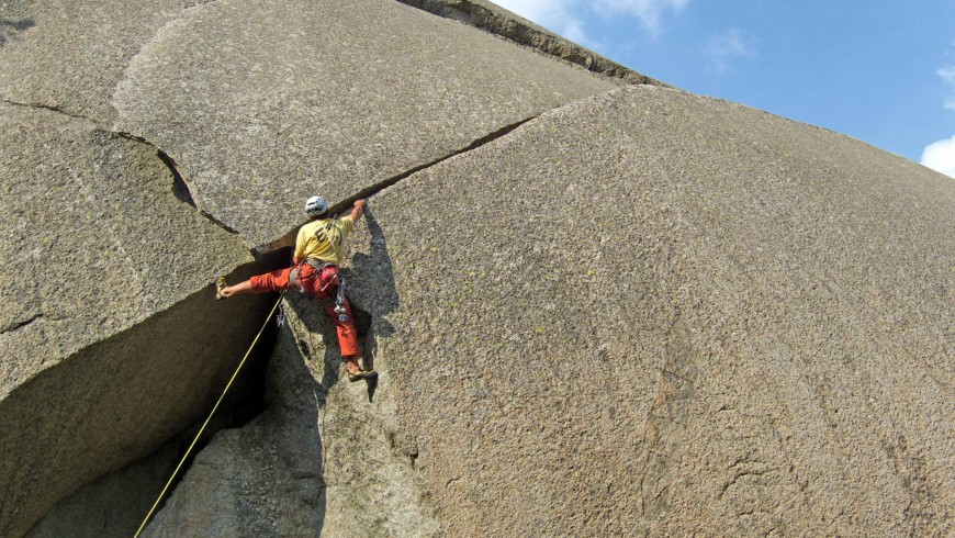 Climbing in Orco Valley - planetmountain.com