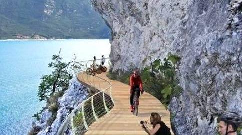 A spectacular new bike path on lake Garda