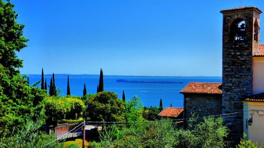 An eco-friendly bed & breakfast near Garda Lake, with local homemade breakfast and amazing lake view,