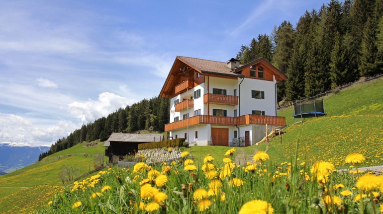 10 Alpine farmsteads where you can change your life