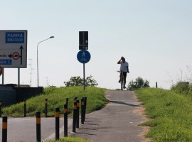 Cycling by Po di Boretto shore