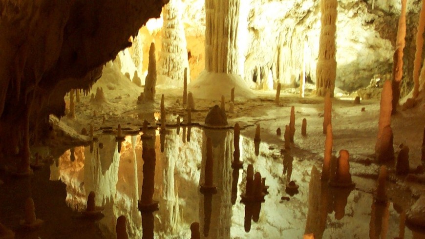 Frasassi Caves, a paradise of stalactites and stalagmites, photo by Wikimedia Commons