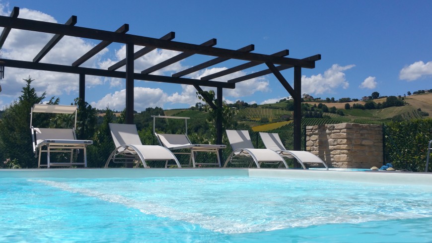 La Curtis, eco-friendly accommodation with pool, surrounded by hills in Montalto nelle Marche, Italy