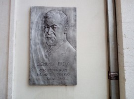 Plaque dedicated to the psychologist Sigmund Freud. Photo by S. Ombellini