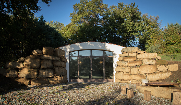 Sustainable luxury in Tuscan maremma: the holistic space of an organic farmhouse
