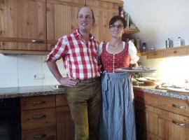 A family inviting us in their farm during the “Aufwart’n am Weissensee” festival