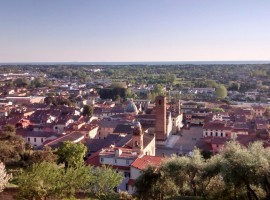 Vista aerea di Pietrasanta e della Versilia raggiungibili dal BnB Borgo4Case