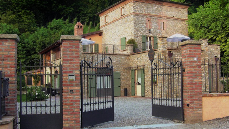 A tower house nestled between the hills and vineyards of Val Vezzano