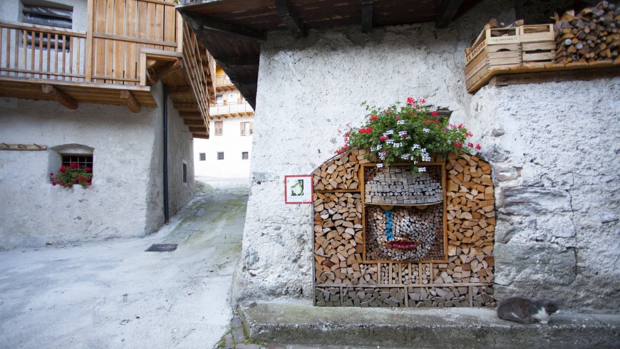 Mezzano, the village where the piles of wood become art