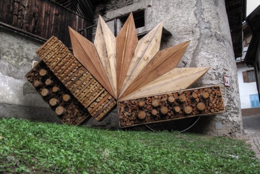 Mezzano, the village where the piles of wood become art