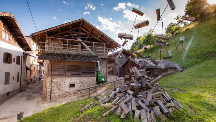 Mezzano, the village where the piles of wood become art