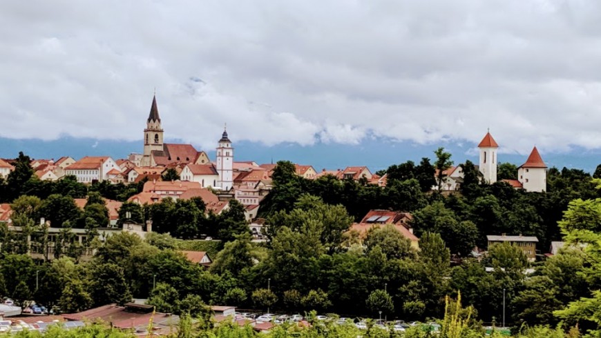 vista sul centro storico di Kranj con lo sfondo delle montagne