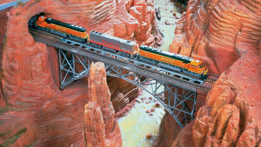 Travel by train through the Grand Canyon, photo via Miniatur Wunderland