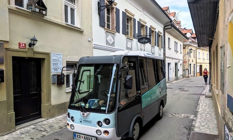 autobus ecologico per le vie del centro storico