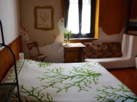 Bedroom at straw bale house felcerossa