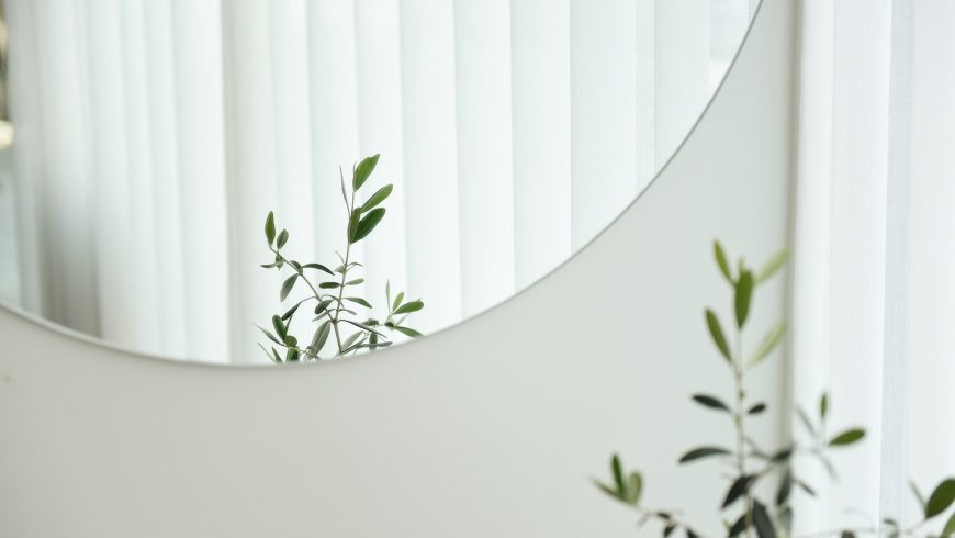 The most suitable room for a mirror is the hallway, according to feng shui