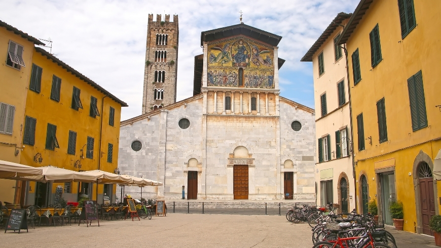 Piazza san frediano, first stop of the walking tour in lucca