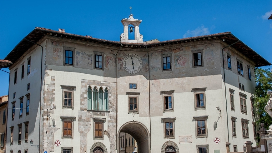 palazzo dell'orologio in pisa