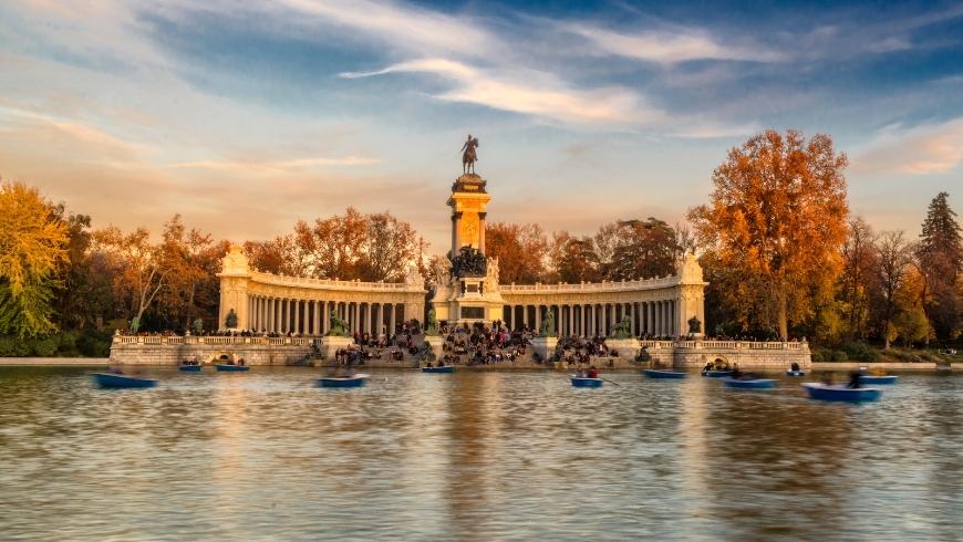 the artificial lake in front of the monument to Alfonso XII in the Retiro Park, an eco-friendly tourist attraction that you cannot miss during your next trip in Spain by train