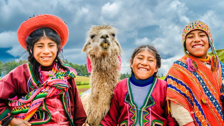 best destinations for volunteers: a family with alpaca in Perù