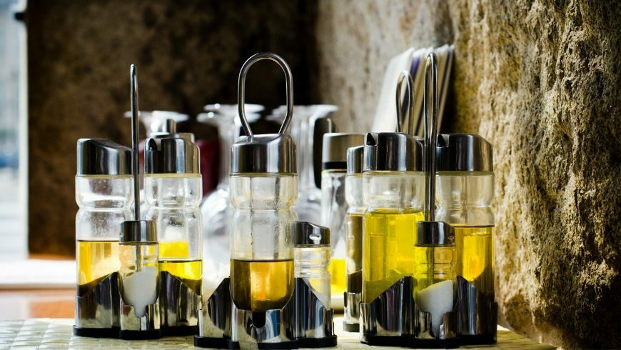 Oil, vinegar, salt and pepper in glass containers to eliminate waste and waste