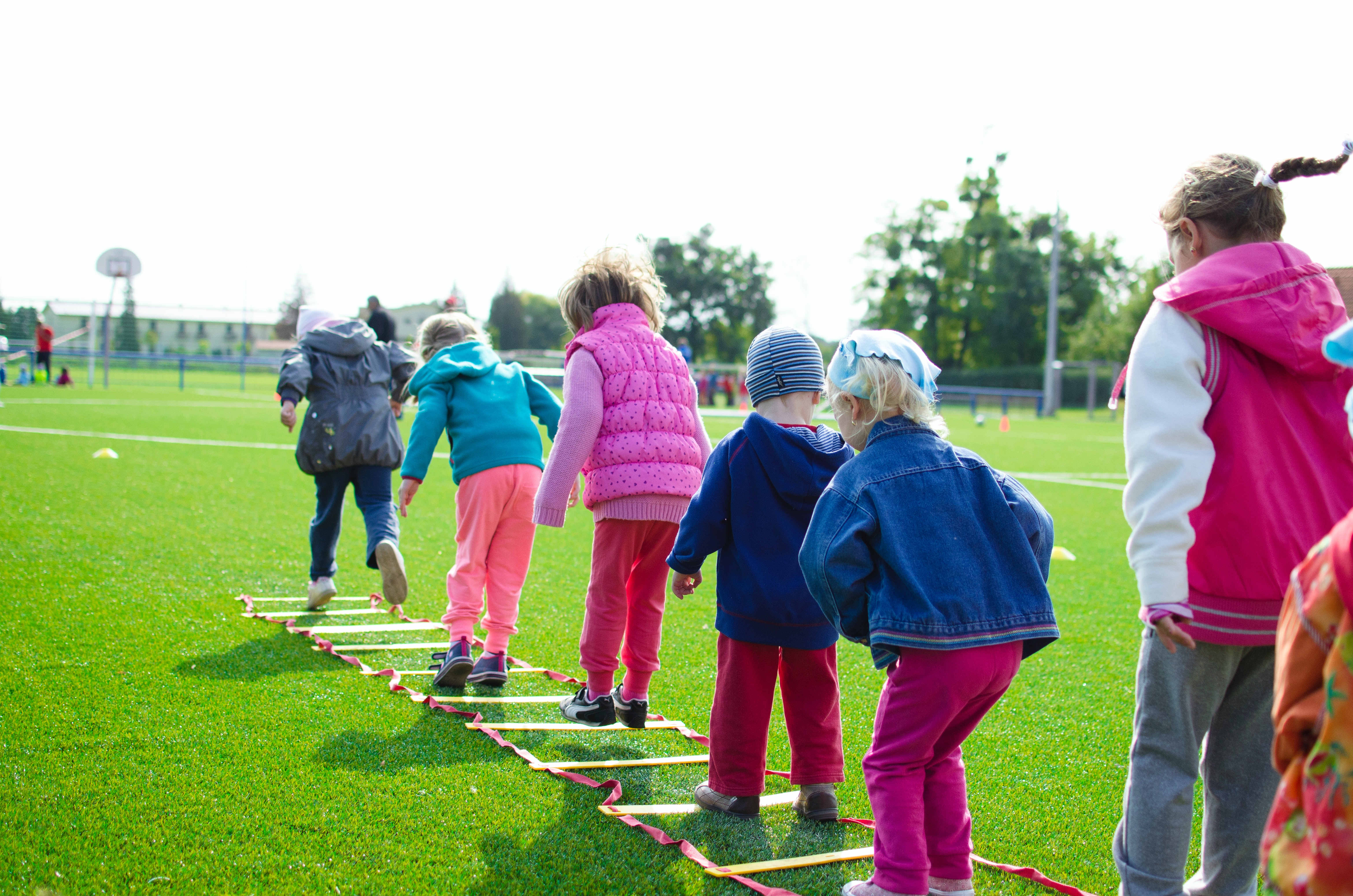 Bambini che giocano sull'erba