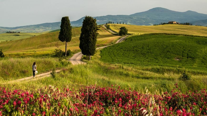 Landscape Tuscany, walking or cycling to visit sustainably San Quirico and Val d'Orcia.
