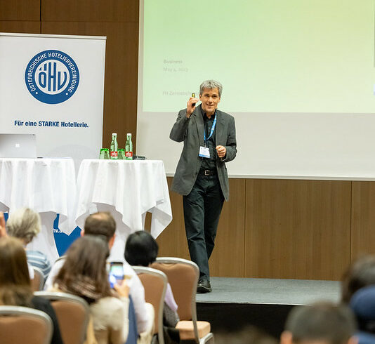 Professor Dottor Fabian Weber, professore universitario che ha realizzato una presentazione durante la conferenza