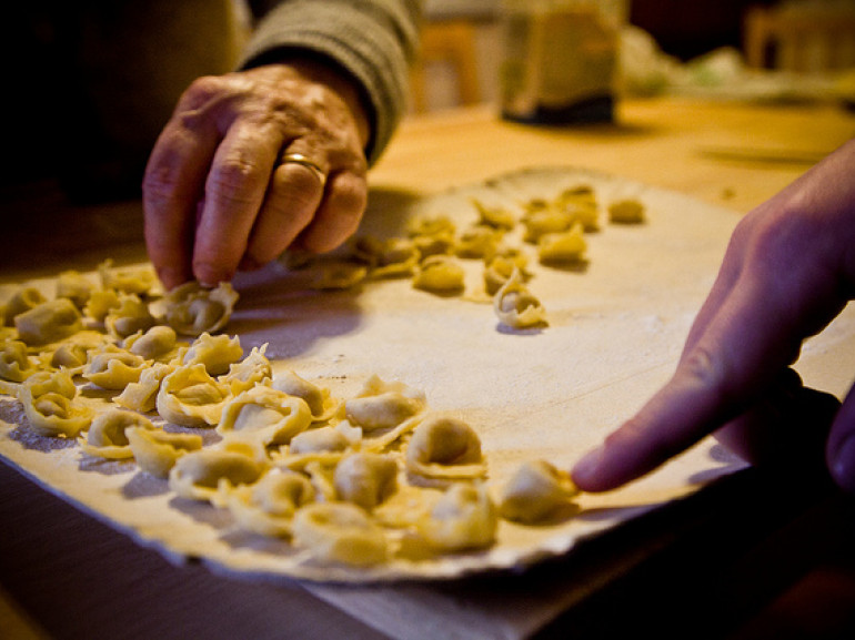 The Cappelletti are a type of pasta stuffed that you get cutting the sheet of pasta into squares or circles, the center of which is placed the filling; cappelletti are then cooked in beef stock, preferably chicken.Photo by Leonora Giovanazzi via Flickr