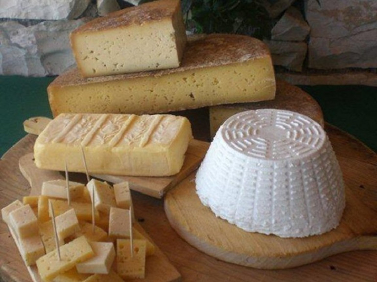 The gastronomic tradition of Belluno is linked breeding cattle ( but also of sheep and goats ) , the main economic activity until the second post-war period . Cheeses , meats and salamis include the 