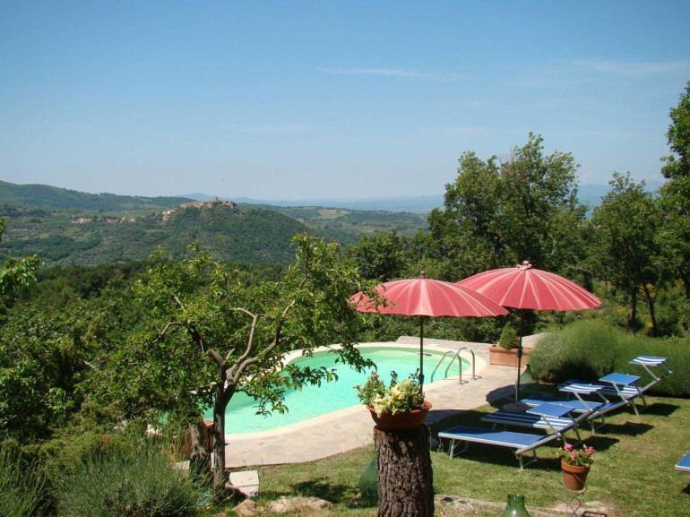 Panoramic swimming-pool at Borgo Tepolini B&B