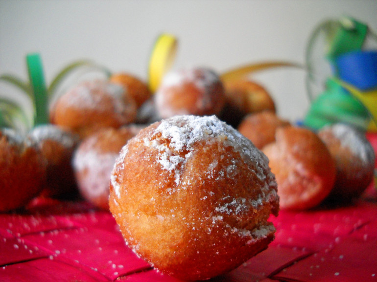 fried round sweets with sugar