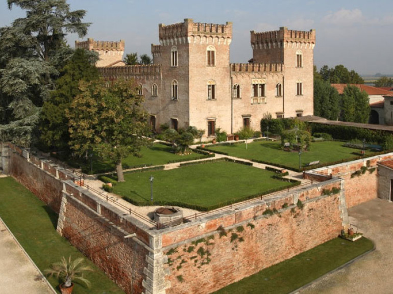Il Castello Bevilacqua con il suo giardino pensile.