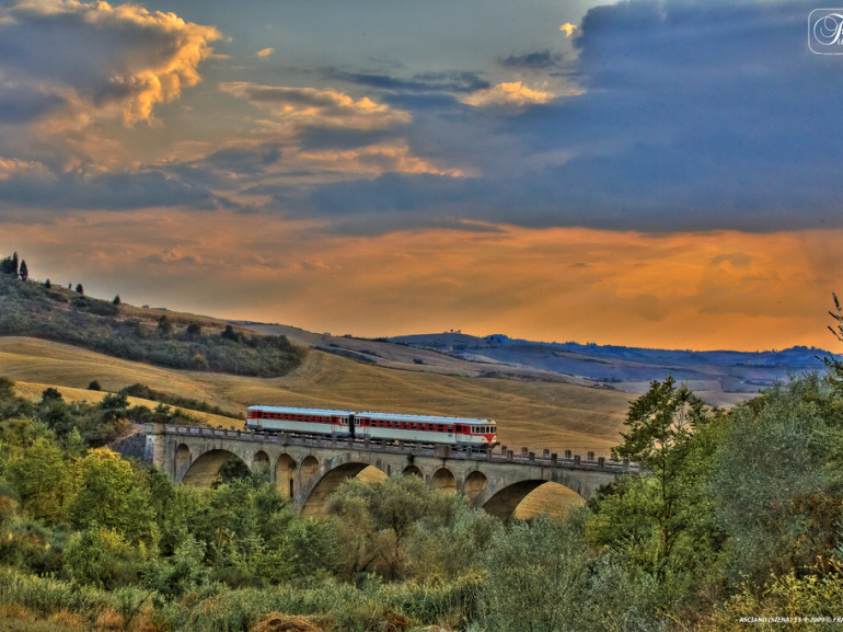 Green Guide to Tuscany: traditional train in Val d'Orcia, Tuscany
