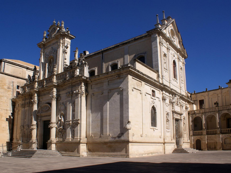 The Cathedral is a baroque architectural monument.
Because of the rich Baroque architectural monuments found in the city, Lecce is commonly nicknamed: 