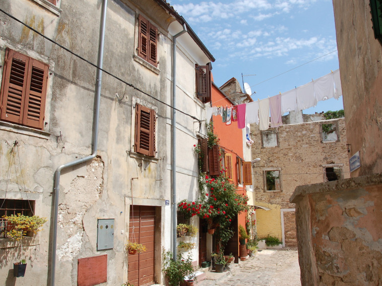 A narrow street of the inner city of Buje
