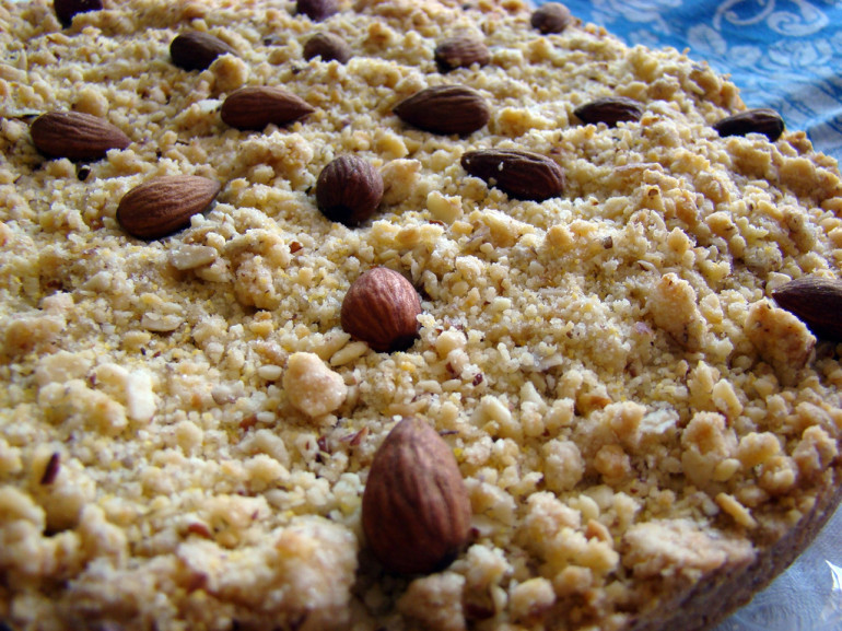 cake with mandels and nuts