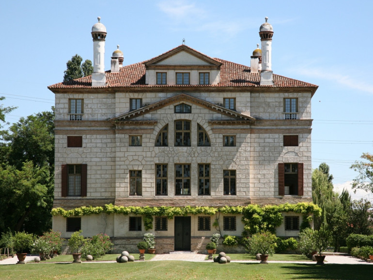	The façade of Villa Foscari