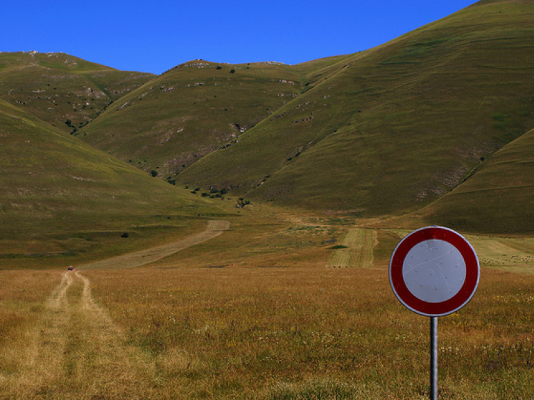 One of the many cycle paths present in the valleys that surround Norcia. Photo by Massimo Valiani via Flickr